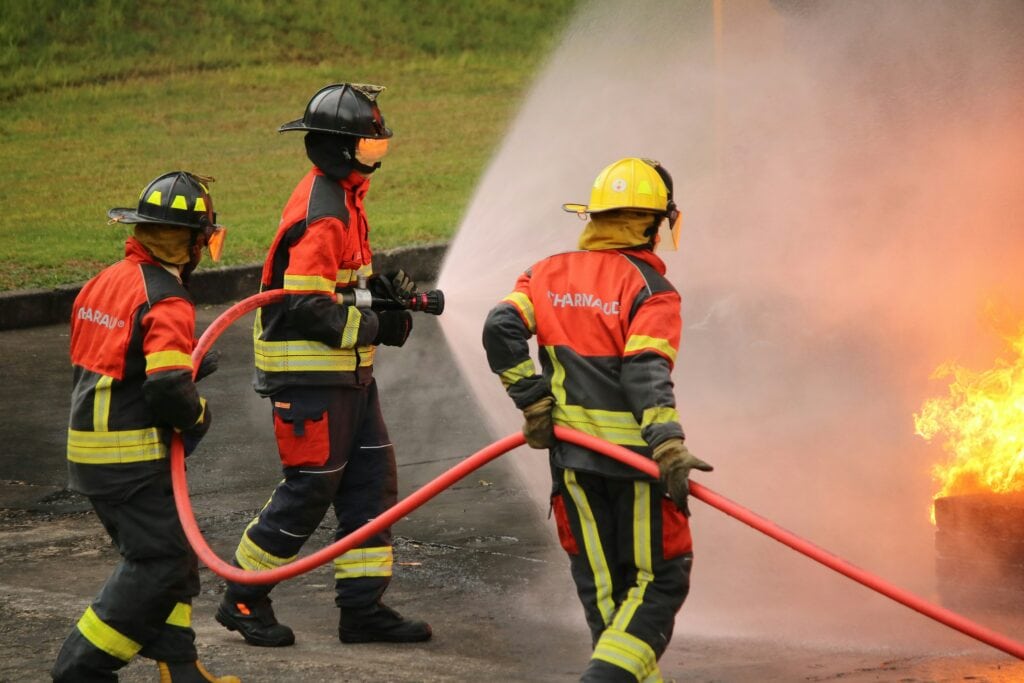 Die Feuerwehr löscht einen Brand.